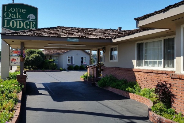 Lone Oak Lodge Main image